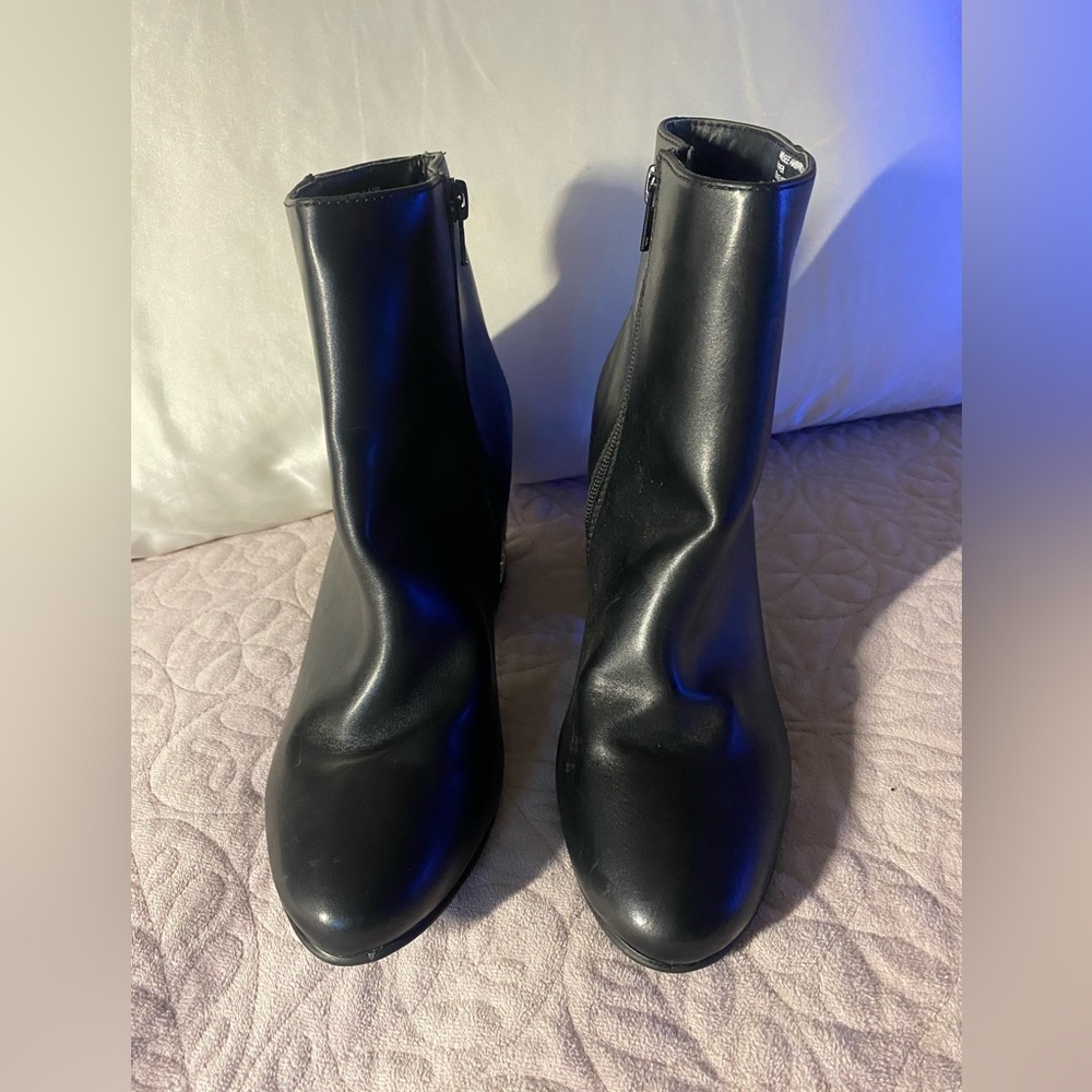 Black short boot with crystals